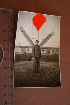 Portrait eines R.A.D. Mannes vor großen HK-Schild - Vilshofen ?